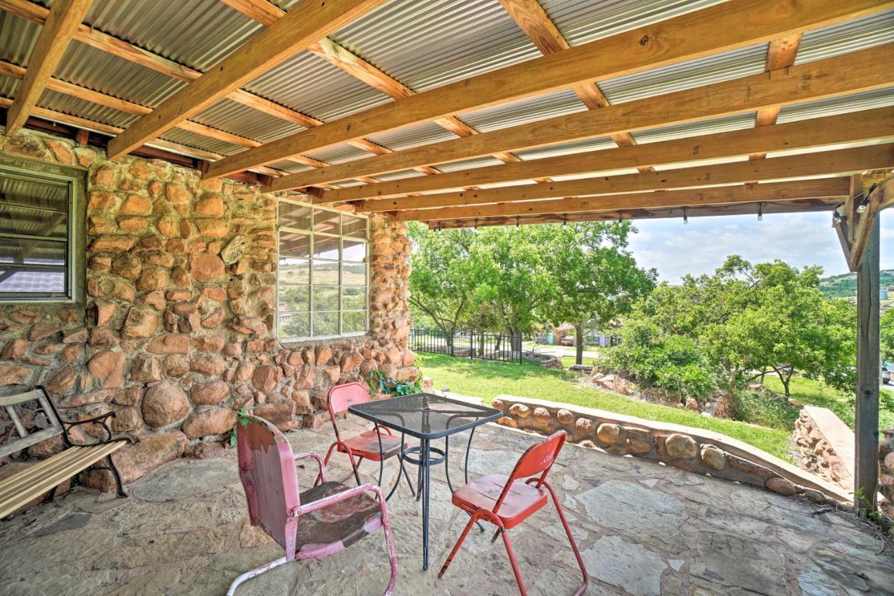 Enchanting Hilltop Cottage In Medicine Park! Exterior photo