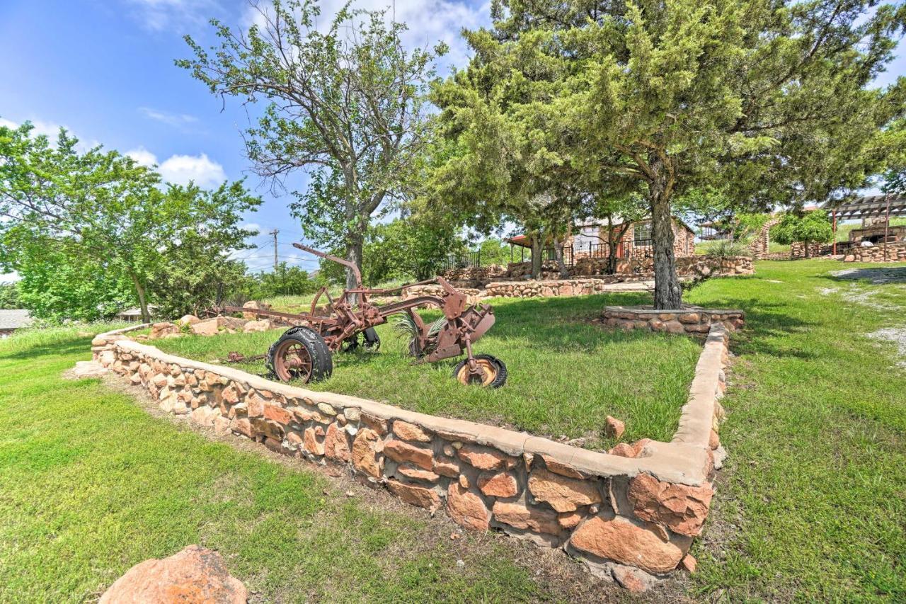 Enchanting Hilltop Cottage In Medicine Park! Exterior photo